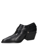Zapato vaquero de cuero negro con textura de reptil y hebilla plateada, estilo urbano sofisticado para mujer.