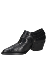Zapato vaquero de cuero negro con textura de reptil y hebilla plateada, estilo urbano sofisticado para mujer.