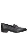 Mocasín de cuero negro con tachas plateadas, perfecto para un look casual moderno.