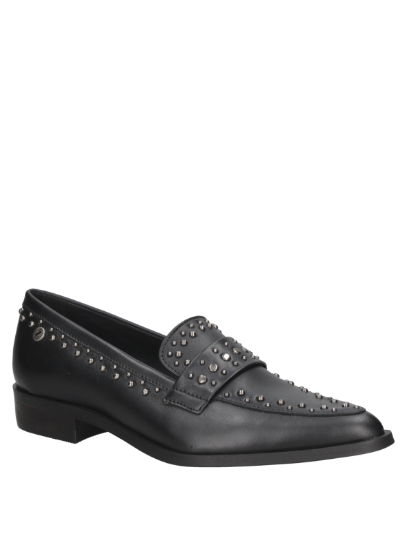 Zapato de cuero negro para mujer, estilo mocasín con tachas metálicas, cómodo y versátil.