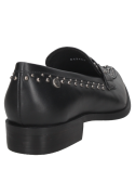 Elegante mocasín de cuero negro con tachas, ideal para combinar con atuendos casuales.