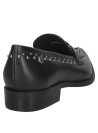 Elegante mocasín de cuero negro con tachas, ideal para combinar con atuendos casuales.