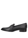 Zapato casual de cuero negro para mujer con diseño clásico y detalles modernos en tachas.