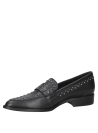 Mocasín de cuero negro para mujer con tachas metálicas plateadas en la parte superior.