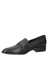 Mocasín de cuero negro para mujer con tachas metálicas plateadas en la parte superior.