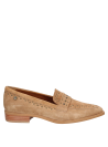 Mocasín de gamuza beige con diseño atemporal y versátil, adecuado para el día a día.