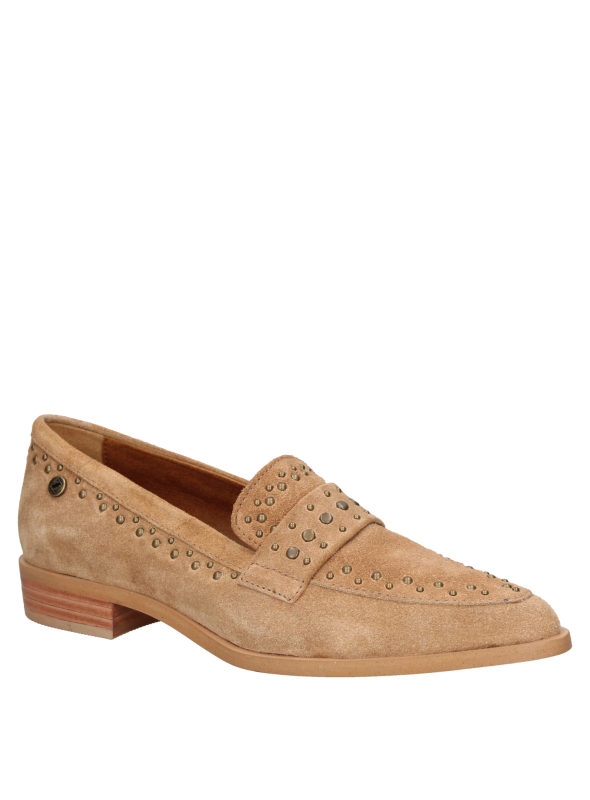 Zapato camel de cuero con detalles metálicos, perfecto para ocasiones informales y semiformales.
