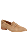Zapato camel de cuero con detalles metálicos, perfecto para ocasiones informales y semiformales.