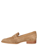 Mocasín de mujer en gamuza camel, ideal para looks smart casual, cómodo y sofisticado.