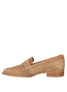 Mocasín de mujer en gamuza camel, ideal para looks smart casual, cómodo y sofisticado.