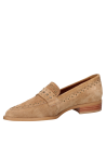 Zapato de cuero camel con hebilla decorativa y taco bajo, estilo casual femenino.
