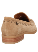 Mocasín camel de gamuza para mujer con tachas metálicas, diseño elegante y moderno.