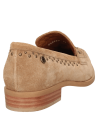Mocasín camel de gamuza para mujer con tachas metálicas, diseño elegante y moderno.