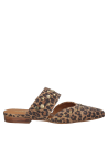 Estilo mule de cuero estampado leopardo, tachuelas doradas, mezcla de clásico y moderno.