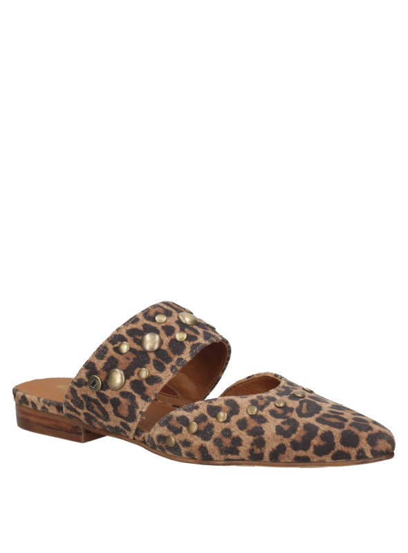 Zapato mule femenino, cuero animal print leopardo, decorado con tachuelas doradas.