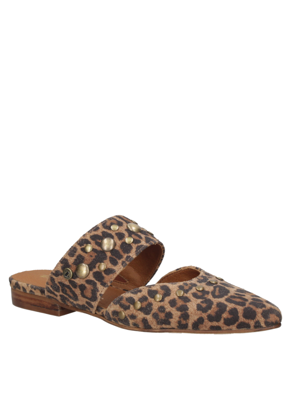 Zapato mule femenino, cuero animal print leopardo, decorado con tachuelas doradas.