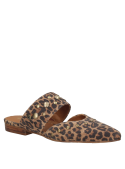 Zapato mule femenino, cuero animal print leopardo, decorado con tachuelas doradas.