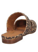 Mule de cuero con estampado leopardo y tachuelas doradas, estilo casual chic femenino.