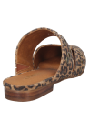 Mule de cuero con estampado leopardo y tachuelas doradas, estilo casual chic femenino.