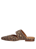 Calzado mule de cuero estampado leopardo, detalles dorados en tiras, diseño moderno y audaz.