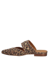 Calzado mule de cuero estampado leopardo, detalles dorados en tiras, diseño moderno y audaz.