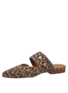 Zapato mule de cuero animal print leopardo con tachuelas doradas, estilo casual para mujer.