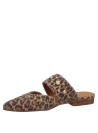Zapato mule de cuero animal print leopardo con tachuelas doradas, estilo casual para mujer.