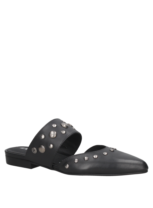 elegante mule negro de cuero para mujer con remaches, ideal para ocasiones informales