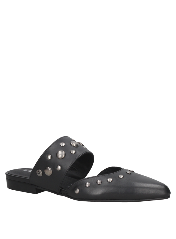 elegante mule negro de cuero para mujer con remaches, ideal para ocasiones informales