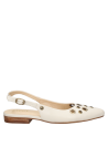Textura suave de cuero en zapato slingback blanco, ideal para eventos semi-formales.