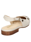Parte delantera puntiaguda de zapato blanco slingback, cuero y diseño moderno.