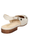 Parte delantera puntiaguda de zapato blanco slingback, cuero y diseño moderno.
