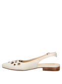 Detalle de correa trasera ajustable en zapato slingback blanco de cuero para mujer.