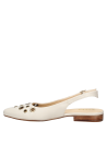 Detalle de correa trasera ajustable en zapato slingback blanco de cuero para mujer.