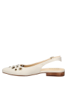 Detalle de correa trasera ajustable en zapato slingback blanco de cuero para mujer.