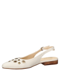 Zapato slingback de cuero blanco para mujer con ojales metálicos, estilo casual y elegante.