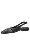 Zapato de cuero negro para mujer con apliques metálicos, estilo casual y diseño elegante.
