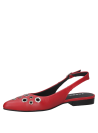 Zapato de cuero rojo con punta afilada y ojales metálicos en diseño moderno y audaz.