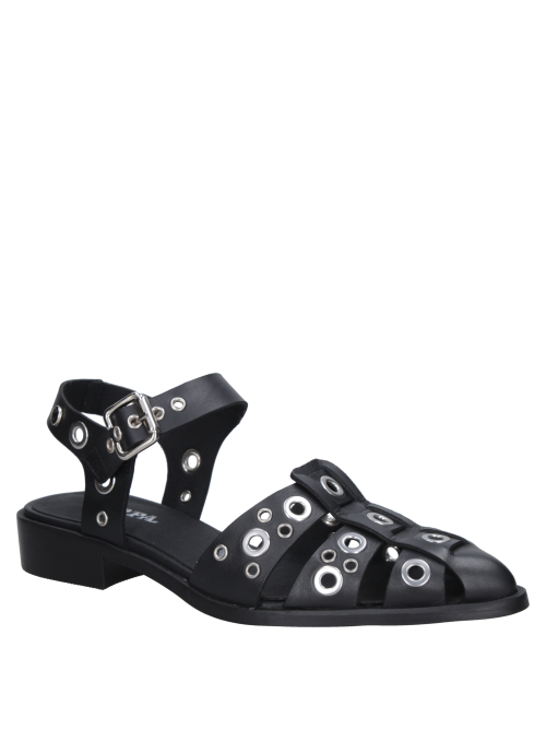 zapato de cuero negro, diseño distintivo con tiras y ojales, estilo casual y moderno.