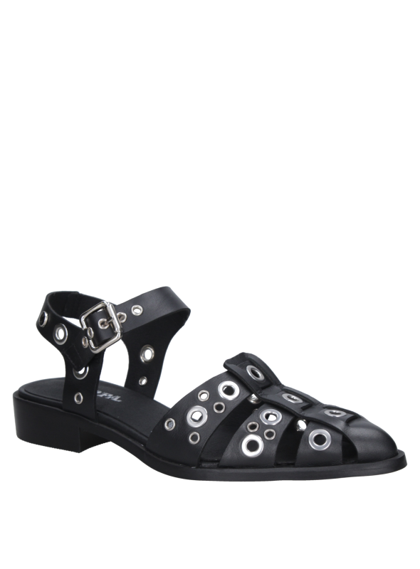 zapato de cuero negro, diseño distintivo con tiras y ojales, estilo casual y moderno.