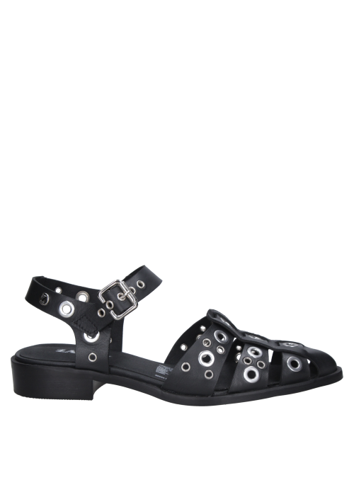 zapato de cuero negro, diseño distintivo con tiras y ojales, estilo casual y moderno.