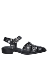 elegante zapato de cuero negro con detalles punk, ideal para eventos informales.