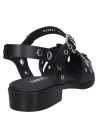 zapato de cuero negro con ojales metálicos, perfecto para un look rockero y versátil.