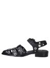 calzado de cuero negro con diseño moderno y audaz, ideal para moda urbana.
