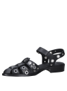 zapato de cuero negro para mujer con tiras y ojales metálicos, estilo casual y punk.
