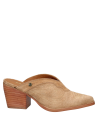 Calzado de cuero camel suave, diseño chic con detalles sutiles, adecuado para eventos diurnos.
