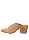 Mule de cuero camel, diseño sofisticado con tacón cuadrado medio, perfecto para ocasiones casuales.