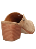 Zapato mule de cuero camel con acabado gamuza y detalle metálico, estilo vaquero para mujer.