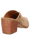 Zapato mule de cuero camel con acabado gamuza y detalle metálico, estilo vaquero para mujer.