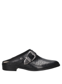 Mule femenino de cuero negro con textura reptil y hebilla, ideal para ocasiones semiformal.